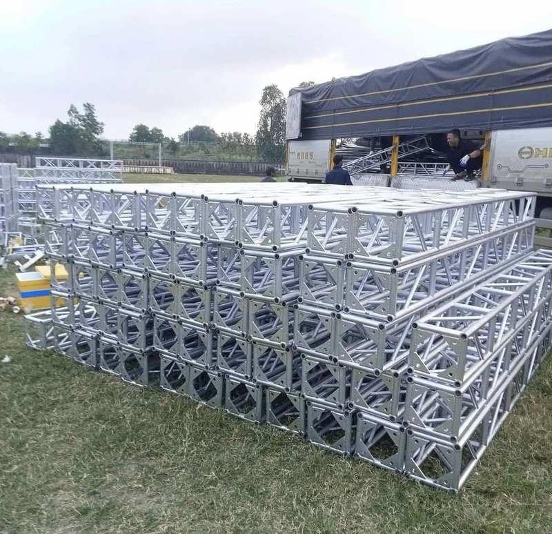 ALT: Cho thuê rạp sự kiện với khung rạp sự kiện trọn gói HCM được xếp gọn gàng chuẩn bị vận chuyển.