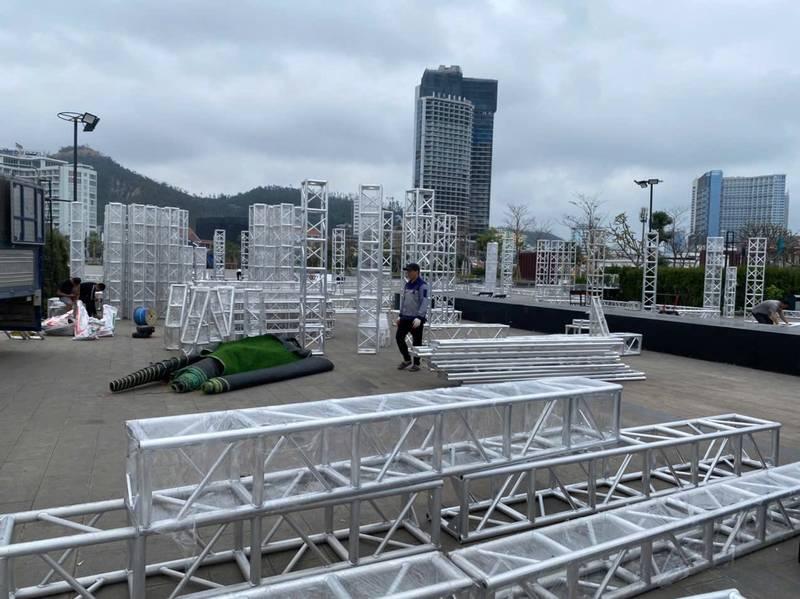 Cho thuê rạp sự kiện với khung rạp sự kiện trọn gói HCM được lắp đặt trong không gian ngoài trời.