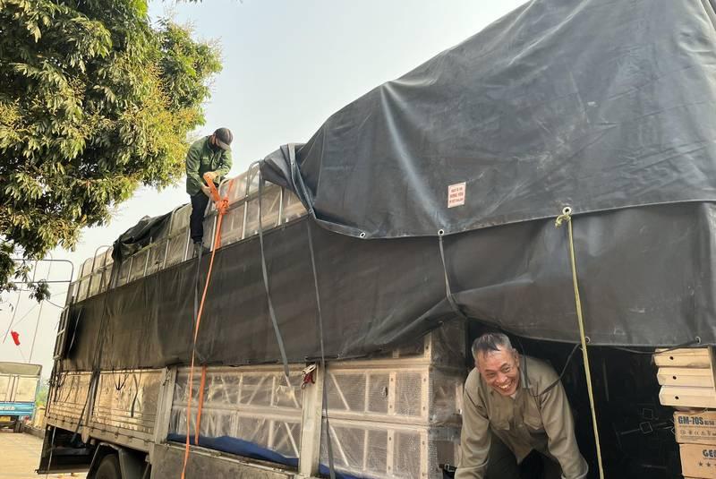 Cho thuê rạp sự kiện với khung rạp trọn gói HCM đang được vận chuyển trên xe tải.