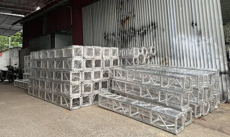 ALT: Khung kim loại cho thuê rạp sự kiện chất lượng cao tại kho cho thuê khung rạp sự kiện trọn gói HCM.