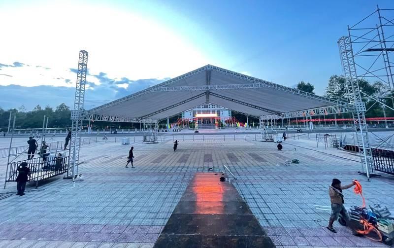 Cho thuê rạp sự kiện khung trọn gói tại HCM đang trong quá trình thi công lắp đặt.