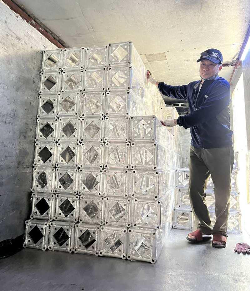 Nam công nhân đang vận chuyển khung rạp sự kiện cho thuê rạp sự kiện tại HCM trọn gói.
