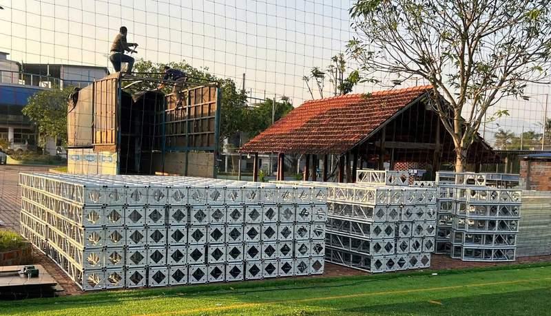 Khung rạp sự kiện được xếp gọn chuẩn bị cho thuê rạp sự kiện trọn gói tại HCM.