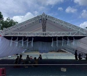 Cho thuê rạp sự kiện với khung rạp trọn gói tại HCM đang được lắp đặt ngoài trời.