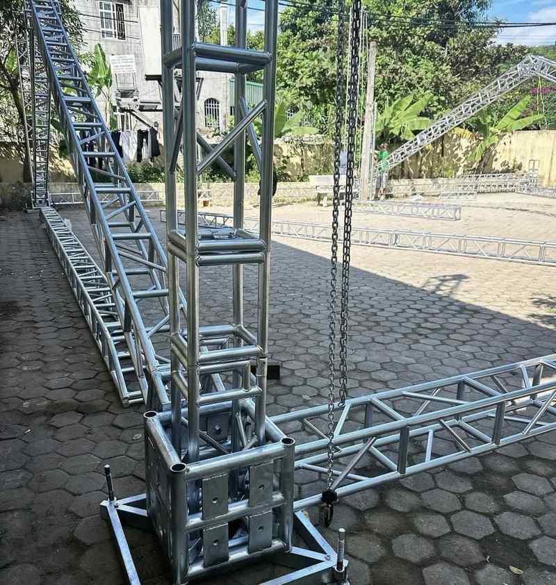 Khung rạp sự kiện kim loại chắc chắn trong dịch vụ cho thuê rạp sự kiện trọn gói HCM.