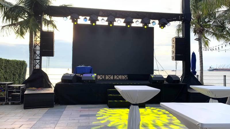 Cho thuê sân khấu sự kiện trọn gói giá rẻ HCM với thiết bị âm thanh, ánh sáng hiện đại ngoài trời.