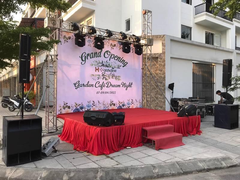 Cho thuê sân khấu sự kiện trọn gói giá rẻ HCM với thiết kế sân khấu ngoài trời chuẩn bị cho lễ khai trương.