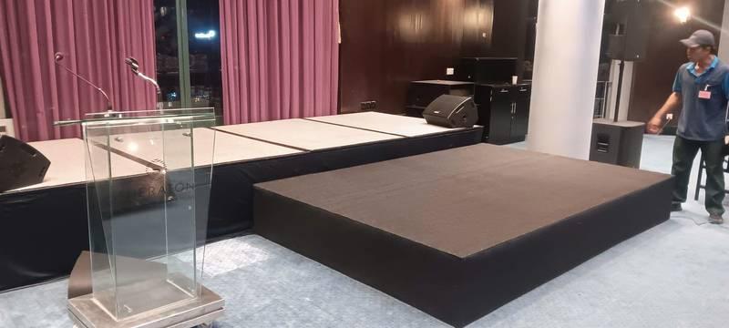 Cho thuê sân khấu sự kiện trọn gói giá rẻ HCM với thiết kế chuyên nghiệp và hiện đại.