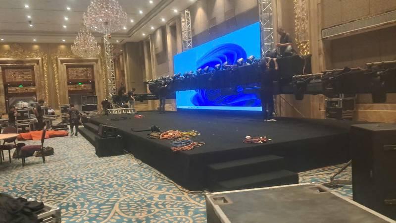 Cho thuê sân khấu sự kiện trọn gói giá rẻ HCM với thiết kế hiện đại và âm thanh ánh sáng chuyên nghiệp.