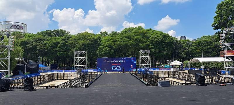 Cho thuê sân khấu sự kiện trọn gói giá rẻ HCM với không gian ngoài trời rộng lớn và đầy đủ thiết bị.