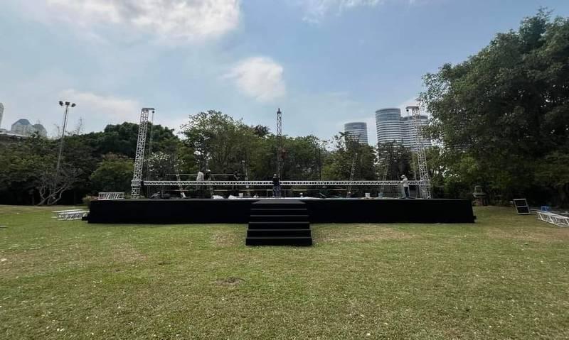 Cho thuê sân khấu sự kiện trọn gói giá rẻ HCM với sân khấu ngoài trời tại công viên.