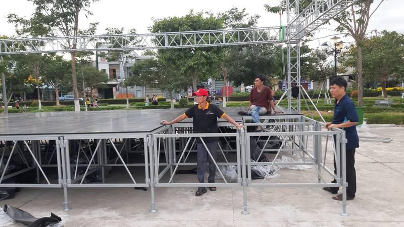 Cho thuê sân khấu sự kiện trọn gói giá rẻ HCM với đội ngũ thi công sân khấu ngoài trời chuyên nghiệp.