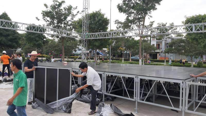 Cho thuê sân khấu sự kiện trọn gói giá rẻ HCM với đội ngũ lắp đặt chuyên nghiệp.