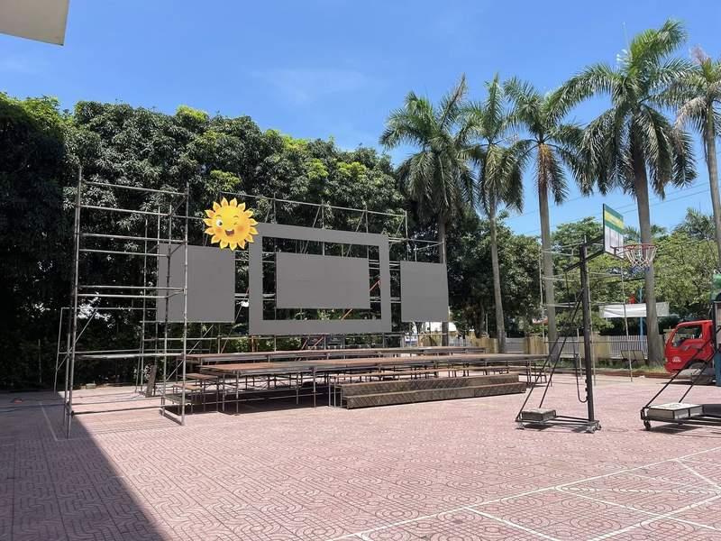 Cho thuê sân khấu sự kiện trọn gói giá rẻ HCM với khung sân khấu ngoài trời hoàn chỉnh.