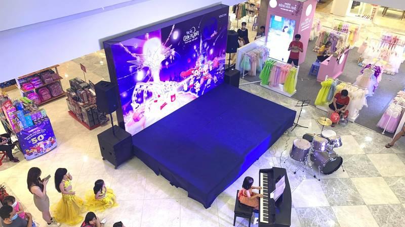 Cho thuê sân khấu sự kiện trọn gói giá rẻ HCM với không gian sân khấu lớn và âm thanh chuyên nghiệp.