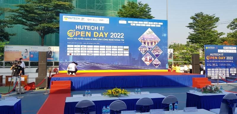 Cho thuê sân khấu sự kiện trọn gói giá rẻ HCM với backdrop chuyên nghiệp tại sự kiện HUTECH IT Open Day 2022.