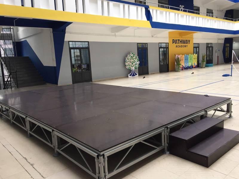 Cho thuê sân khấu sự kiện trọn gói giá rẻ HCM với sân khấu lắp đặt chắc chắn trong nhà.