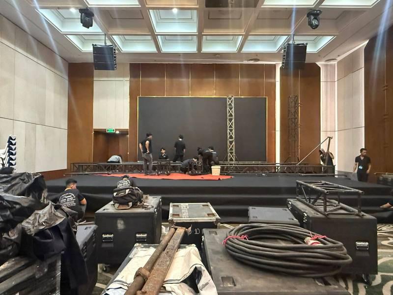 Cho thuê sân khấu sự kiện trọn gói giá rẻ HCM với đội ngũ lắp đặt chuyên nghiệp.