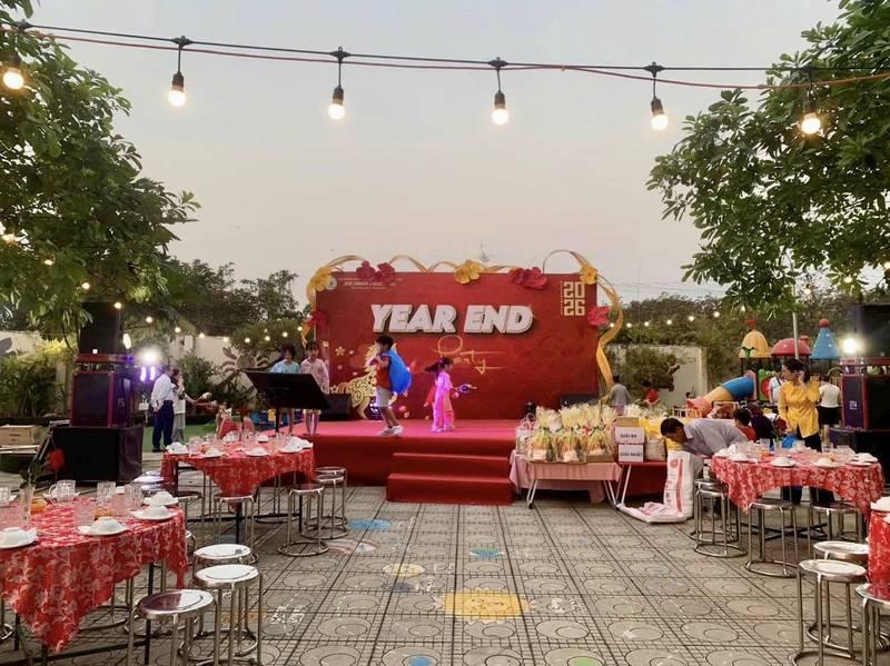 Cho thuê sân khấu sự kiện trọn gói giá rẻ HCM với sân khấu Year End ngoài trời và bàn ghế tiệc.