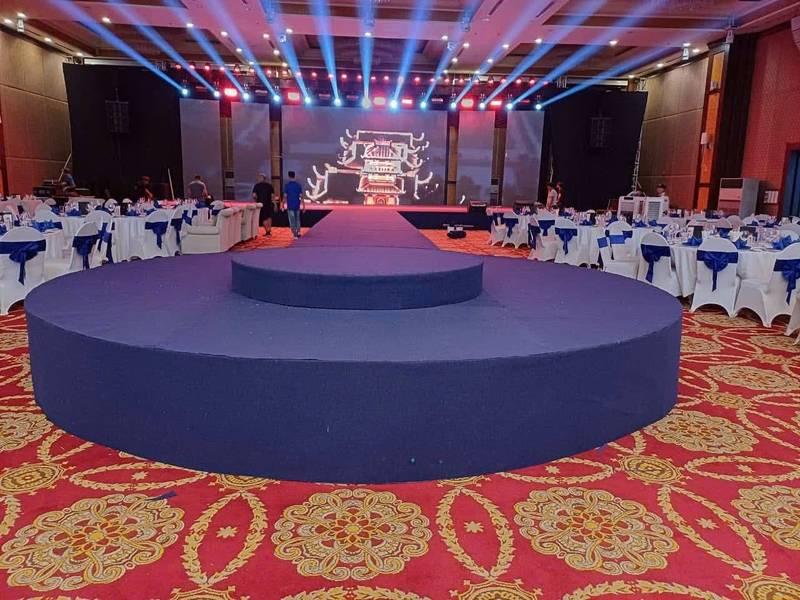 Cho thuê sân khấu sự kiện trọn gói giá rẻ HCM với sân khấu hình tròn và ánh sáng chuyên nghiệp.