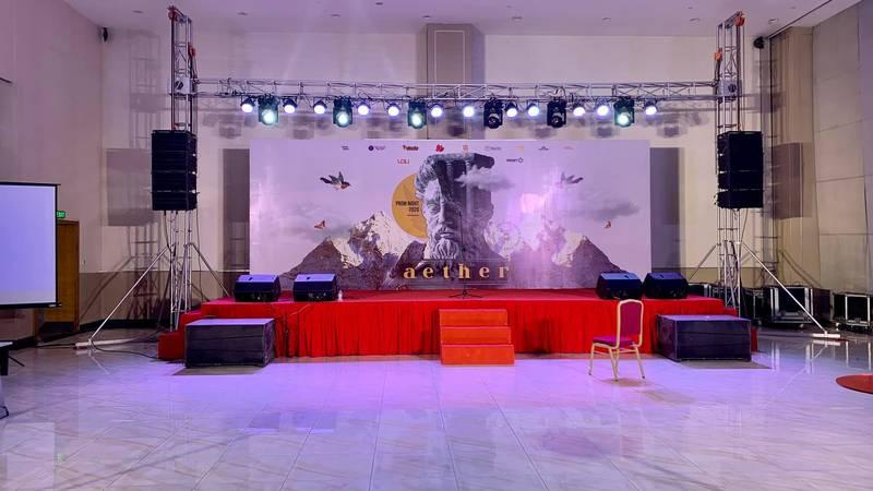 Cho thuê sân khấu sự kiện trọn gói giá rẻ HCM với hệ thống ánh sáng và âm thanh hiện đại.