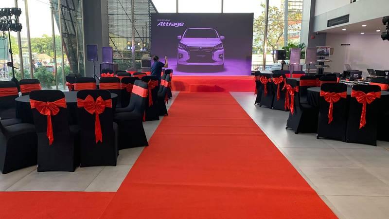 Cho thuê sân khấu sự kiện trọn gói giá rẻ HCM với sân khấu và bàn ghế trang trí đỏ đen hiện đại.