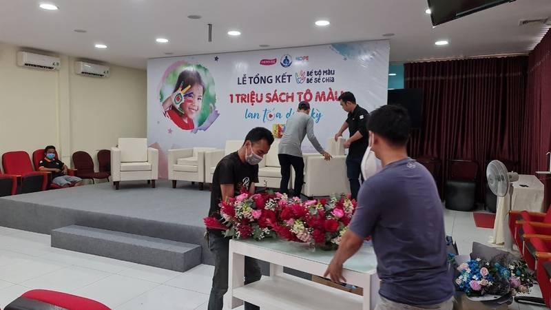 ALT: Cho thuê sân khấu sự kiện trọn gói giá rẻ HCM với đội ngũ đang trang trí chuẩn bị sân khấu sự kiện.