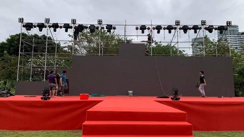 Cho thuê sân khấu sự kiện trọn gói giá rẻ HCM với sân khấu ngoài trời và hệ thống đèn chuyên nghiệp.