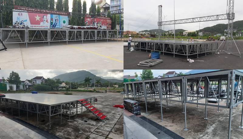 Cho thuê sân khấu sự kiện trọn gói giá rẻ HCM với khung sắt chắc chắn, lắp đặt nhanh chóng.
