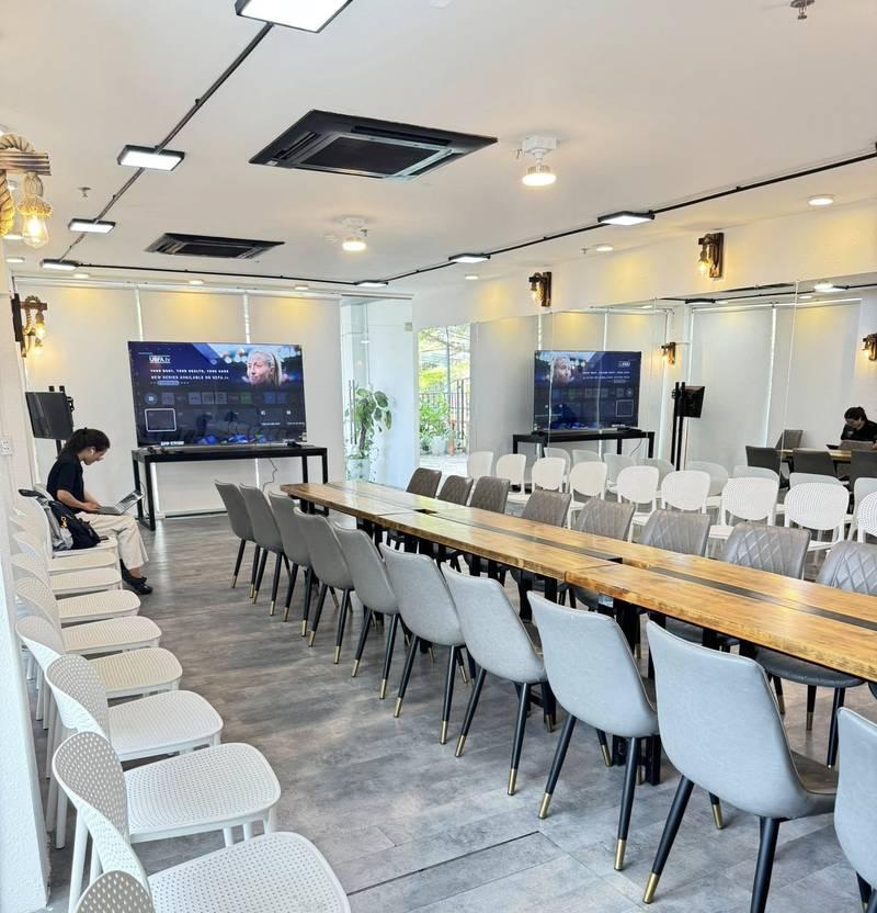 Phòng họp hiện đại trang bị cho thuê tivi sự kiện phục vụ hội thảo chuyên nghiệp.