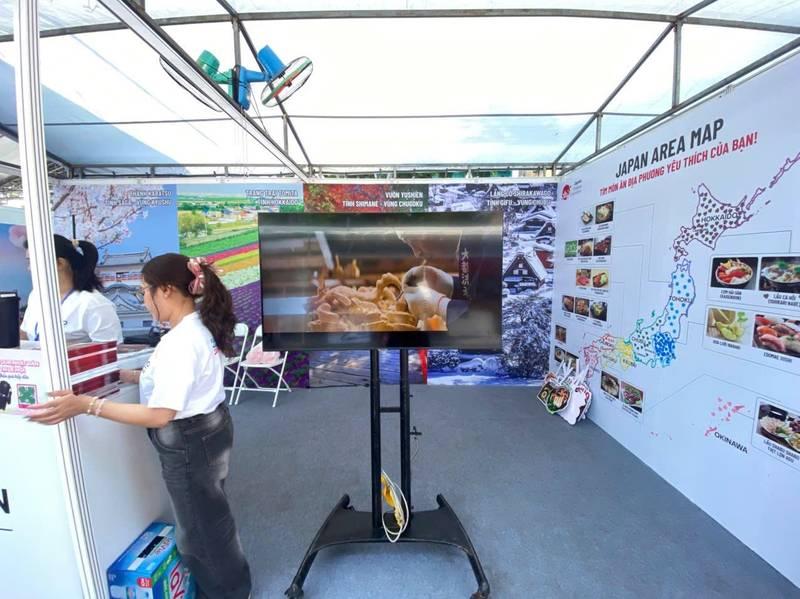 Cho thuê tivi sự kiện trình chiếu video quảng bá tại gian hàng triển lãm.