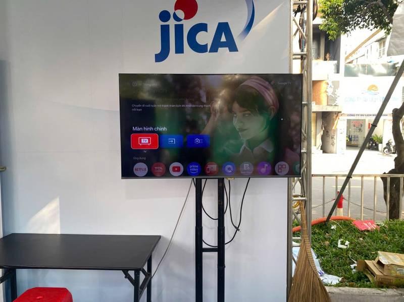 Cho thuê tivi sự kiện màn hình lớn đặt trên chân đế tại gian hàng JICA.