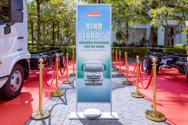 Cho thuê trụ barrier inox dây nhung giá rẻ HCM được bố trí ngăn cách khu vực triển lãm xe tải.