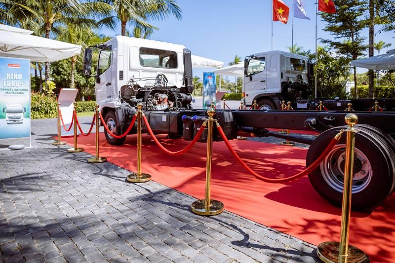 Cho thuê trụ barrier inox dây nhung giá rẻ HCM bảo vệ khu vực triển lãm xe tải.