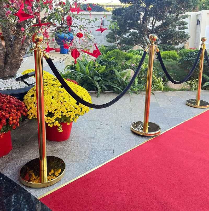 Cho thuê trụ barrier inox dây nhung giá rẻ HCM dùng phân làn hội nghị, sự kiện.