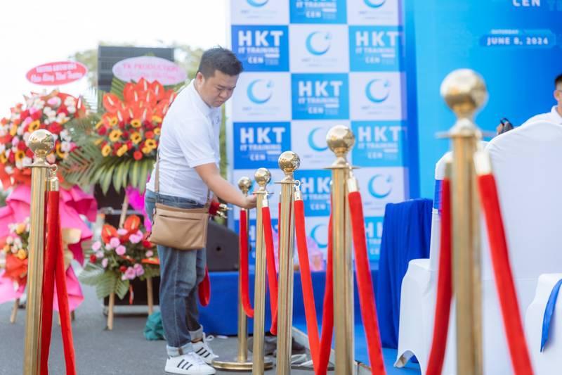 Người đang sử dụng dịch vụ cho thuê trụ barrier inox dây nhung giá rẻ HCM trong sự kiện ngoài trời.