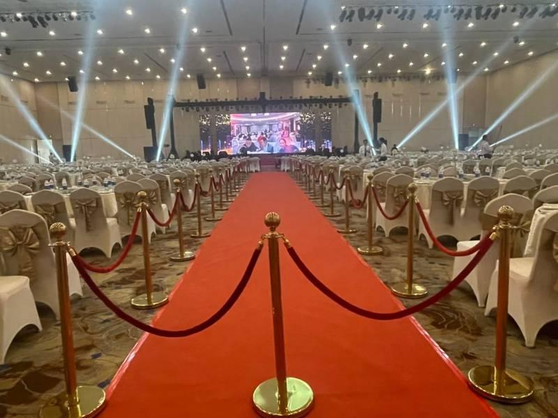 Cho thuê trụ barrier inox dây nhung giá rẻ HCM dùng trong sự kiện lớn với lối đi trải thảm đỏ.