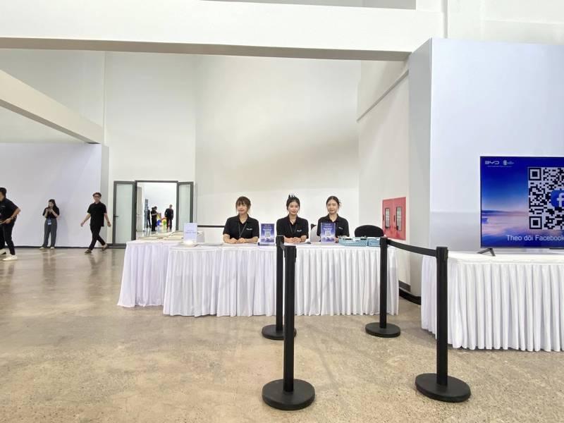 Cho thuê trụ barrier inox dây nhung giá rẻ HCM phân làn sự kiện chuyên nghiệp.