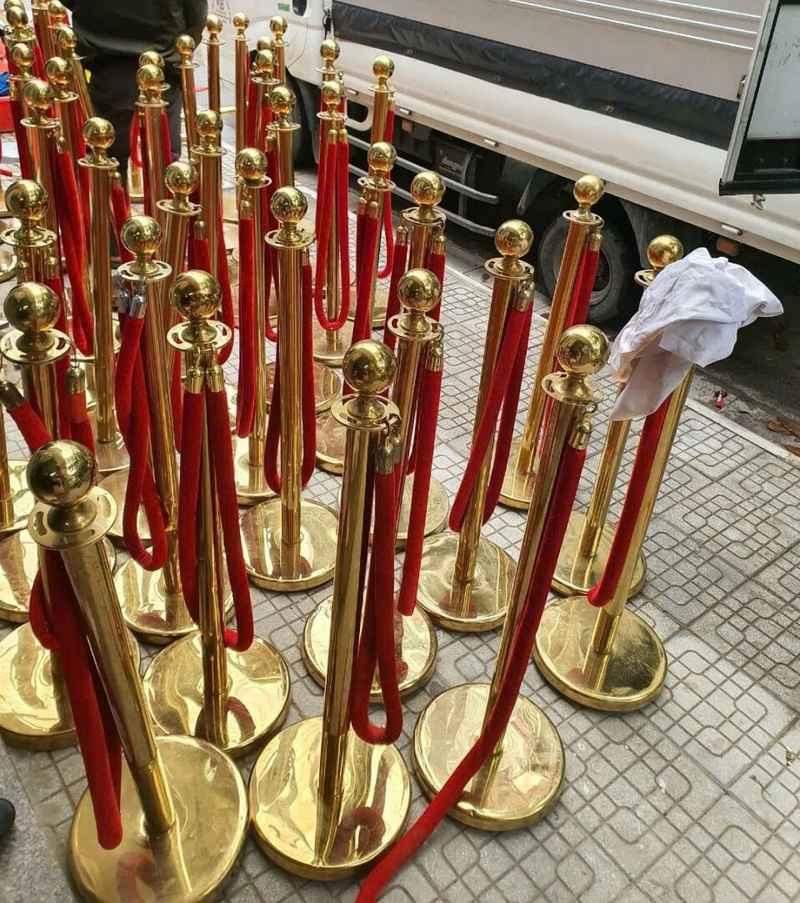 Cho thuê trụ barrier inox dây nhung giá rẻ HCM với thiết kế sang trọng và bền đẹp.