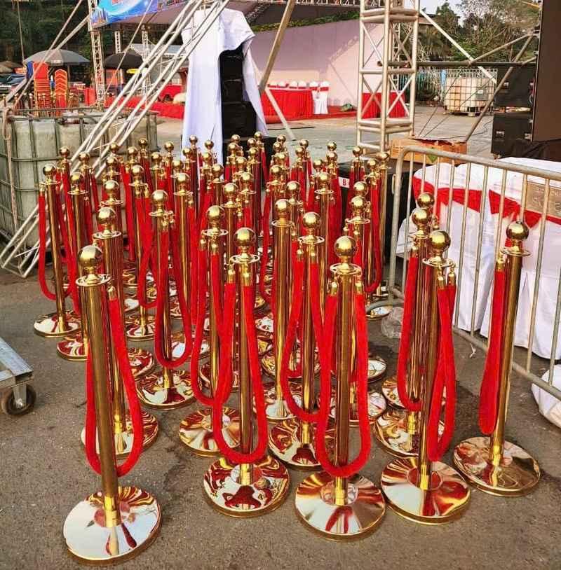 Cho thuê trụ barrier inox dây nhung giá rẻ HCM với số lượng lớn chuẩn bị cho sự kiện.