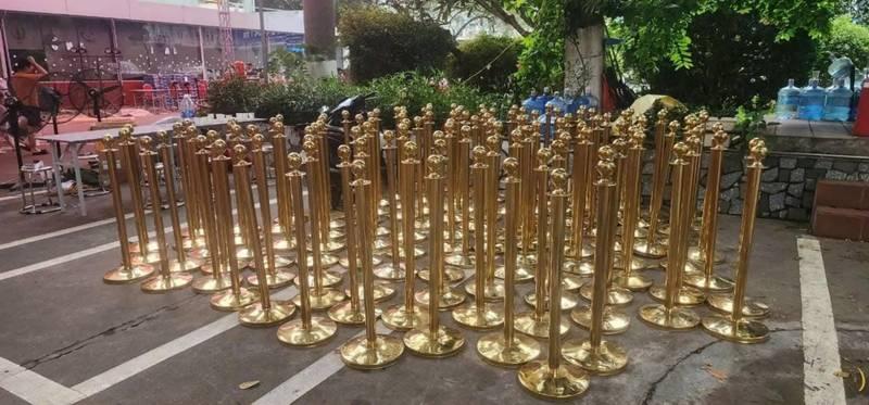 Ảnh cho thuê trụ barrier inox dây nhung giá rẻ HCM với nhiều trụ barrier vàng bóng chuẩn bị sử dụng.