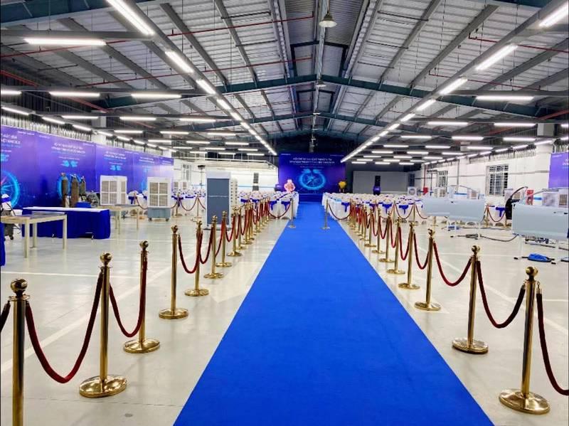 Cho thuê trụ barrier inox dây nhung giá rẻ HCM dùng phân làn sự kiện trong nhà.