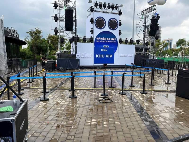 Cho thuê trụ barrier inox dây nhung giá rẻ HCM tại sự kiện khu vực VIP.