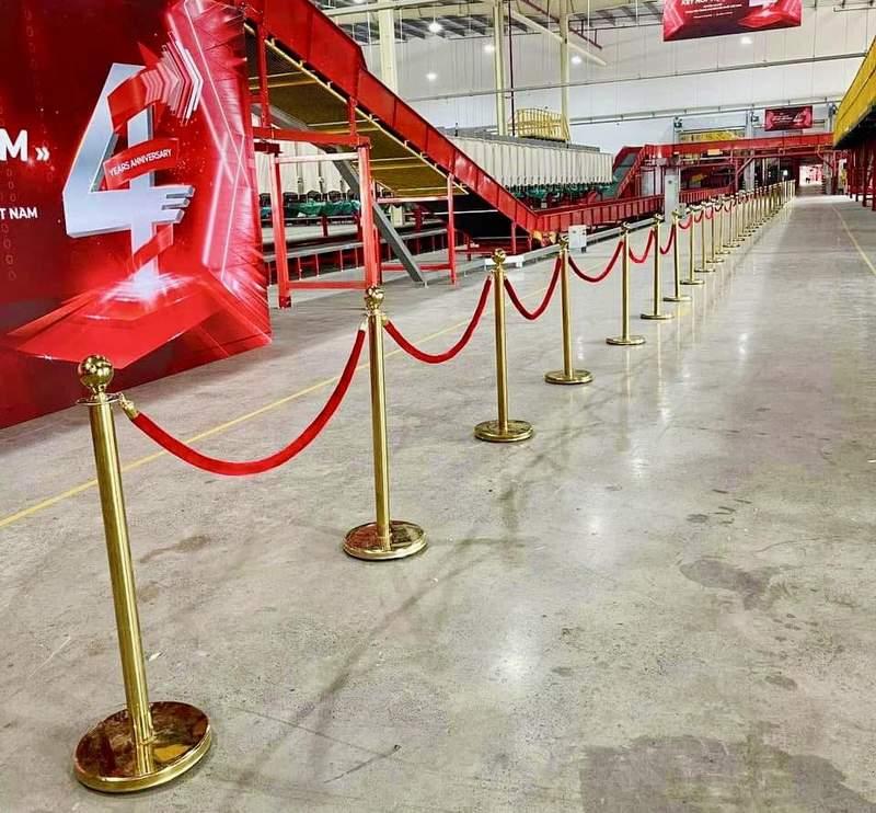 Cho thuê trụ barrier inox dây nhung giá rẻ HCM dùng phân làn sự kiện trong nhà.
