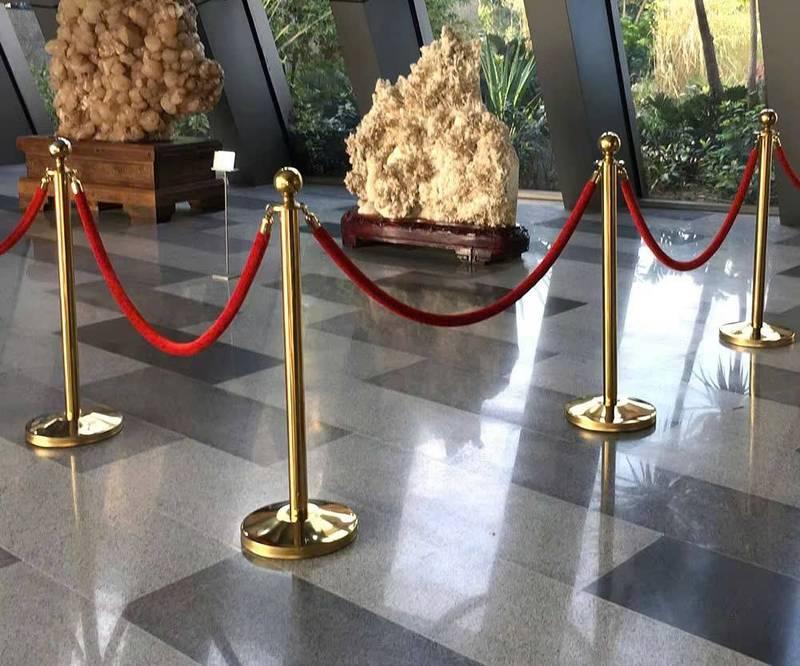 Cho thuê trụ barrier inox dây nhung giá rẻ HCM, phù hợp phân làn và kiểm soát lối đi.