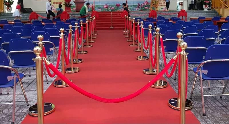 Cho thuê trụ barrier inox dây nhung giá rẻ HCM trong sự kiện có thảm đỏ và ghế ngồi.