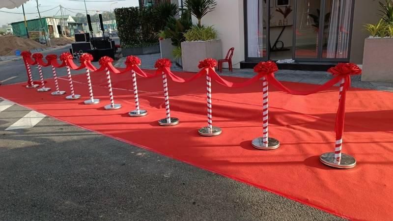 Cho thuê trụ barrier inox dây nhung giá rẻ HCM dùng để chắn khu vực sự kiện trên thảm đỏ.