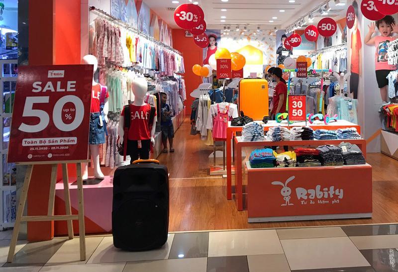 Loa kẹo kéo đặt tại cửa hàng thời trang với biển hiệu giảm giá lớn, minh họa cho dịch vụ cho thuê loa kẹo kéo hỗ trợ sự kiện mua sắm.