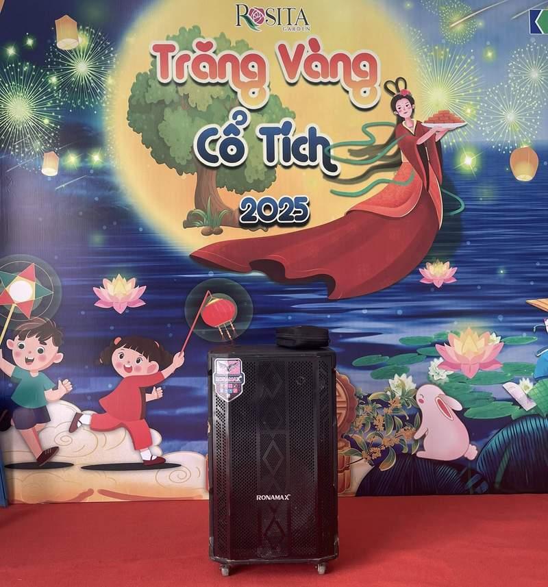 Loa kẹo kéo Ronamax đặt trước phông nền Trăng Vàng Cổ Tích 2025 trong sự kiện, dịch vụ cho thuê loa kẹo kéo chất lượng.