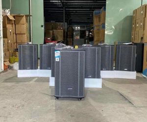 Dịch vụ cho thuê loa kẹo kéo với nhiều loa công suất lớn được xếp ngay ngắn trong kho, sẵn sàng giao tận nơi.